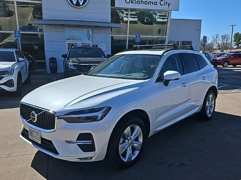 Used 2022 Volvo XC60 B5 Momentum image 1