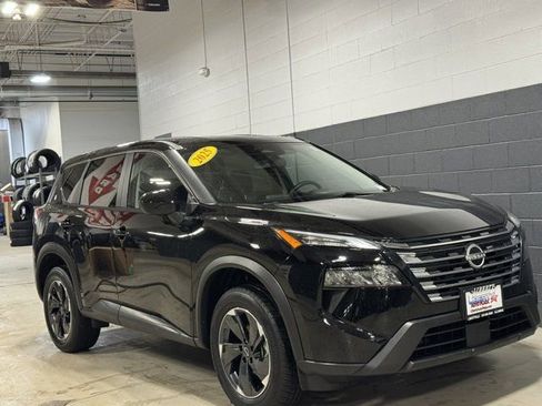 Used 2025 Nissan Rogue SV image 2