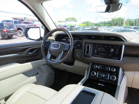 Used 2021 GMC Yukon Denali w/ Denali Ultimate Package AWD/4WD image 32