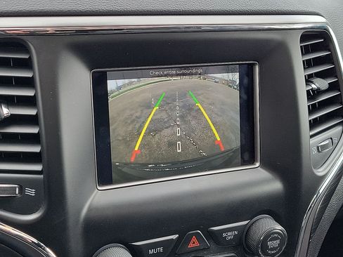 Used 2019 Jeep Grand Cherokee Laredo AWD/4WD image 15