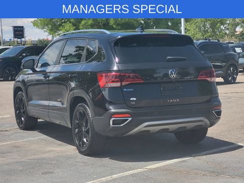 Used 2023 Volkswagen Taos SE w/ Panoramic Sunroof Package FWD image 4