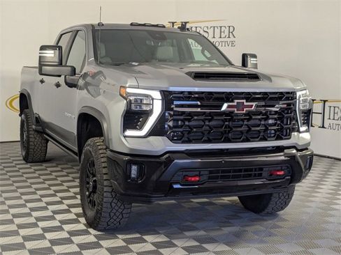 Used 2024 Chevrolet Silverado 2500 ZR2 w/ Technology Package image 2