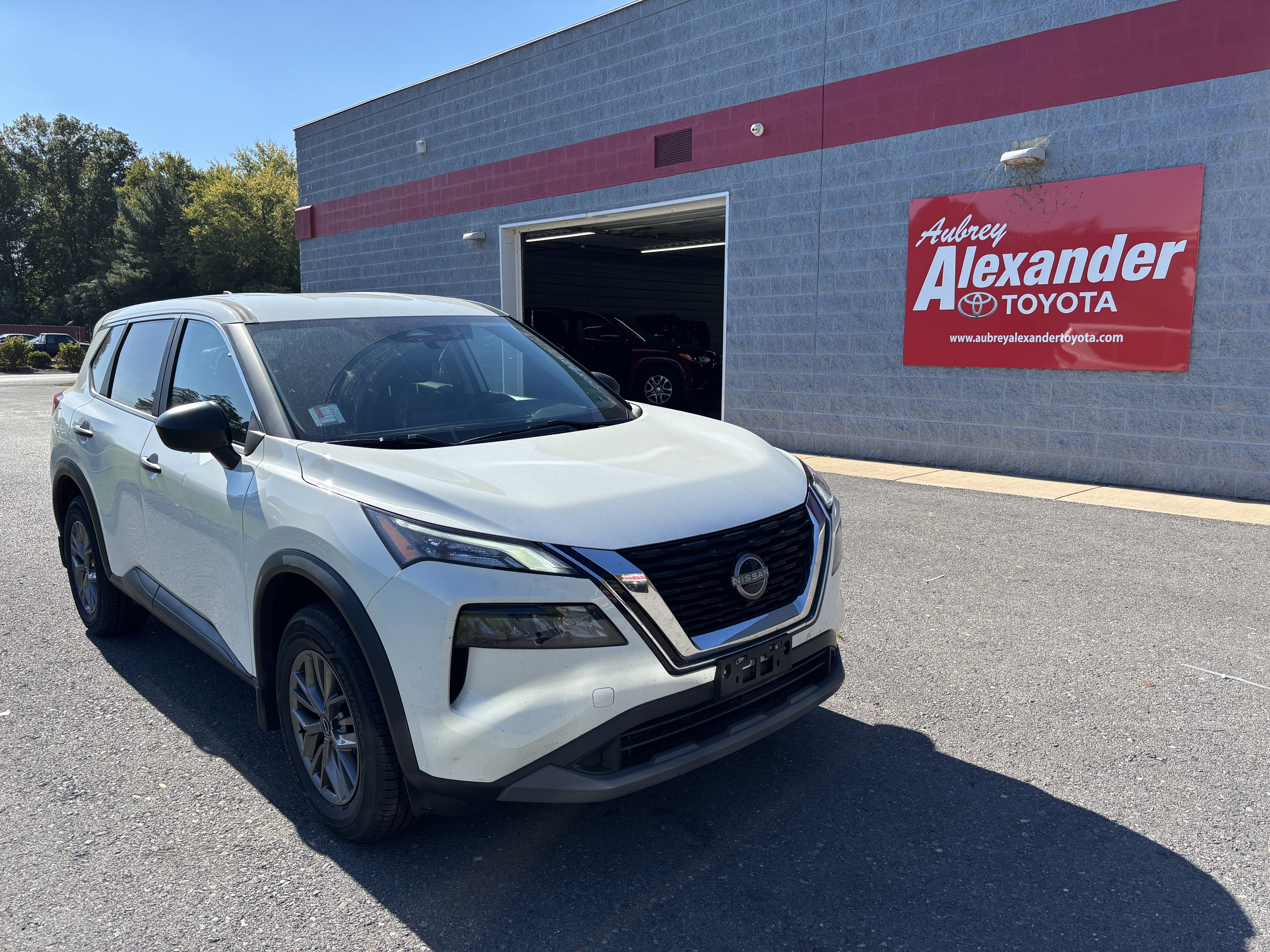 Used 2023 Nissan Rogue S AWD/4WD image 1