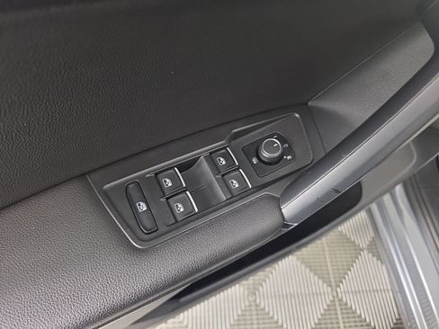 Used 2018 Volkswagen Tiguan SE w/ Panoramic Sunroof Package AWD/4WD image 12
