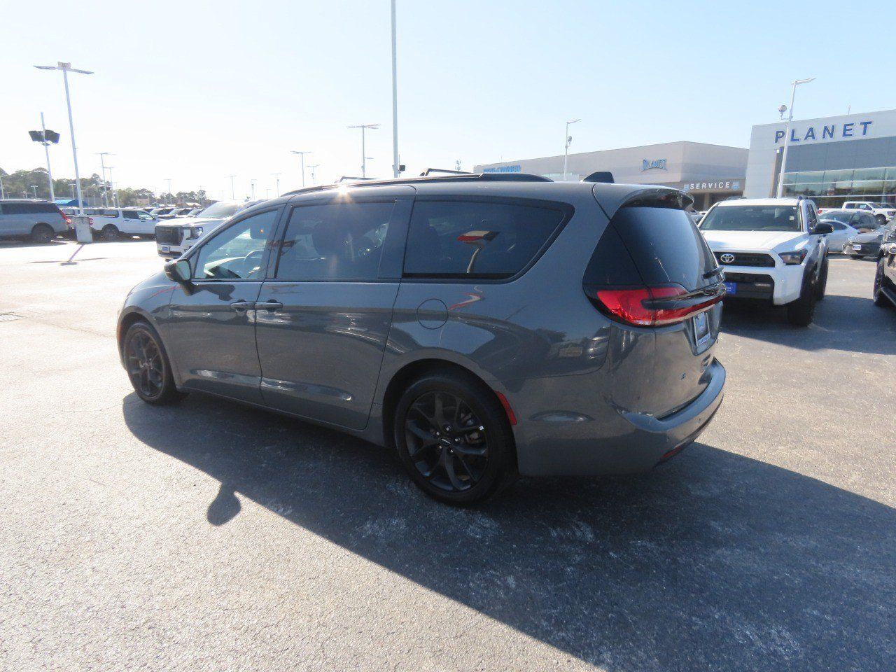 Used 2025 Chrysler Pacifica Limited FWD image 17