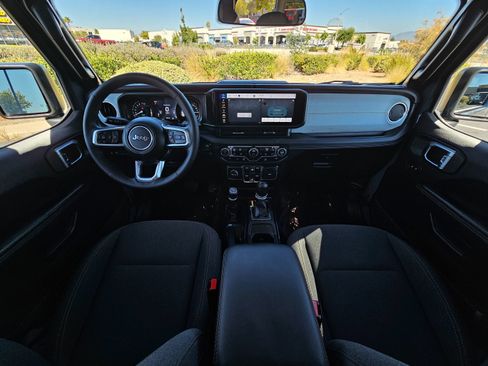 Used 2025 Jeep Wrangler Unlimited Sahara AWD/4WD image 22