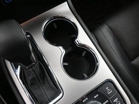 Used 2019 Jeep Grand Cherokee Overland image 4