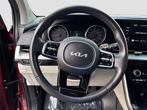 Used 2024 Kia Carnival LX image 11