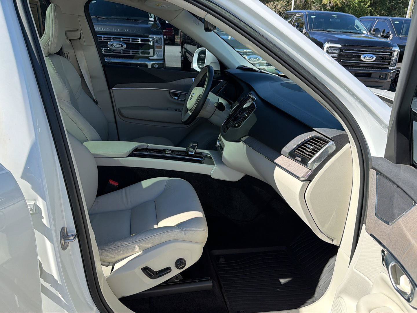 Used 2023 Volvo XC90 B6 Plus w/ Protection Package Premier AWD/4WD image 14