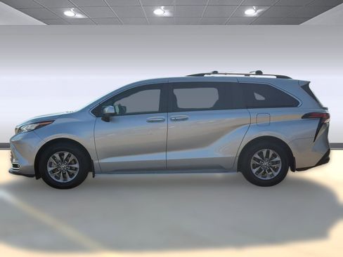 Used 2022 Toyota Sienna XLE image 2