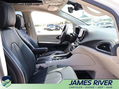 Used 2022 Chrysler Pacifica Limited FWD image 8