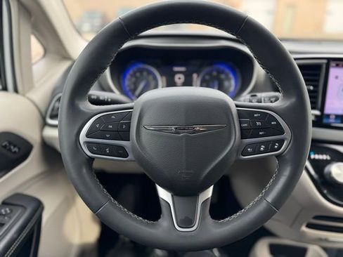 Used 2022 Chrysler Pacifica Touring-L image 22