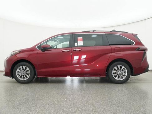 New 2026 Toyota Sienna XLE image 10