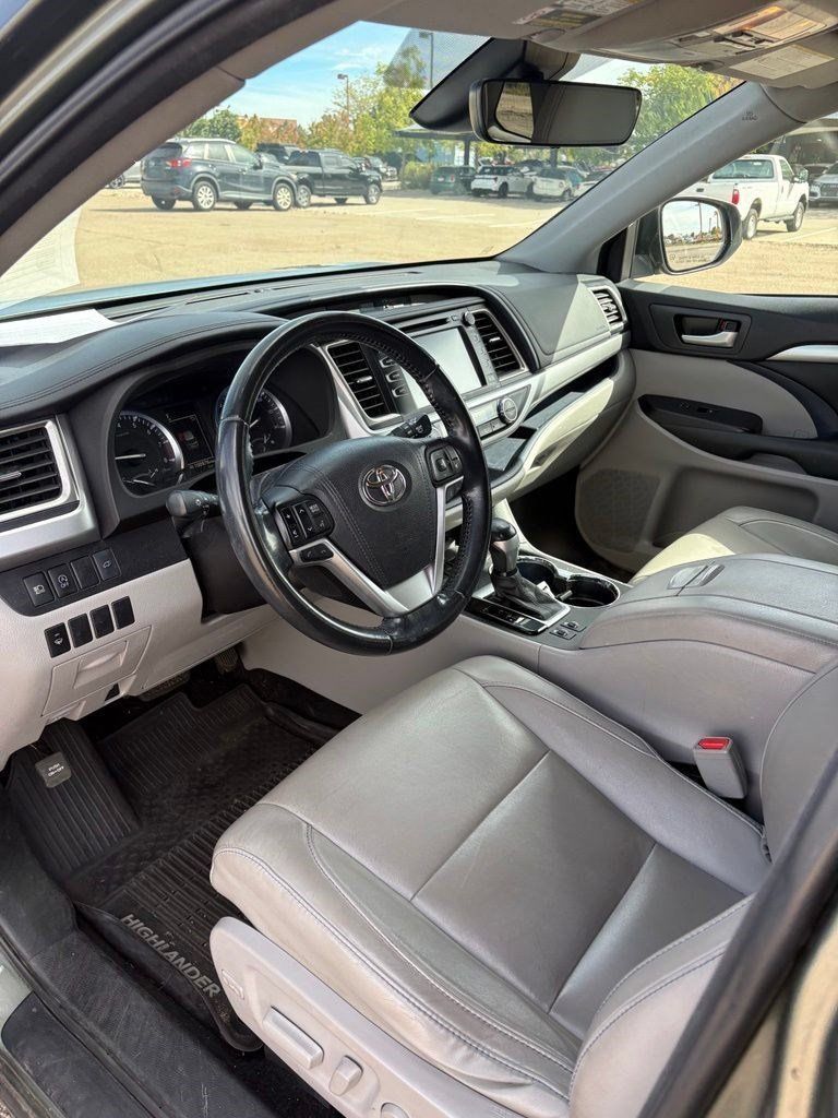 Used 2017 Toyota Highlander XLE AWD/4WD image 9