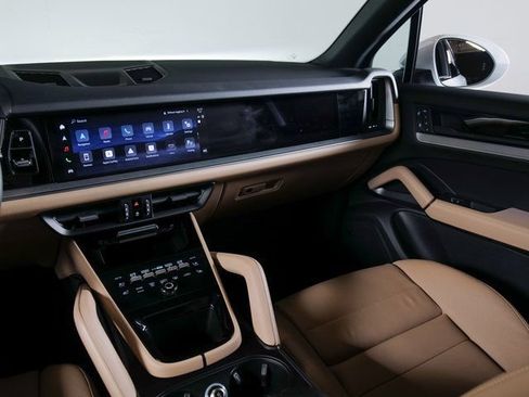 Certified 2026 Porsche Cayenne AWD/4WD image 18