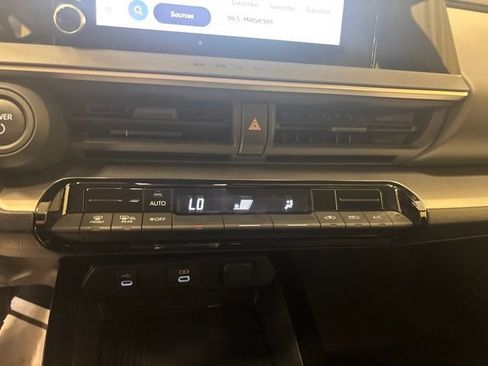 Used 2025 Toyota Prius LE FWD image 21