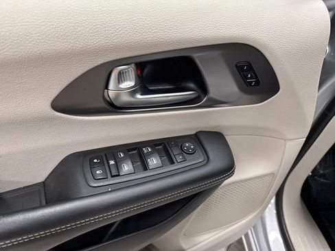 Certified 2023 Chrysler Pacifica Touring-L image 26