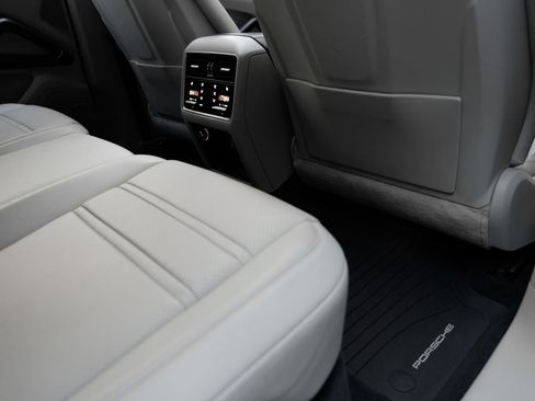 Certified 2019 Porsche Cayenne S AWD/4WD image 32
