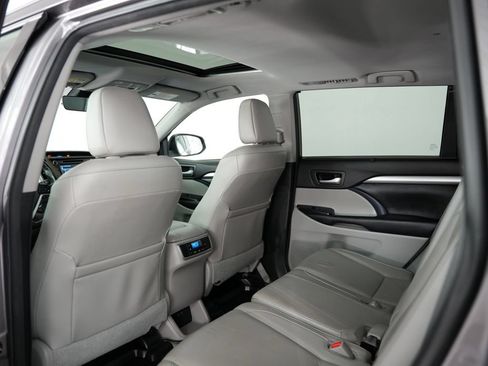 Used 2017 Toyota Highlander XLE AWD/4WD image 39