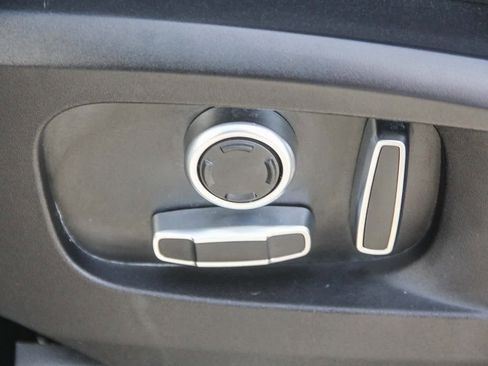 Used 2023 Land Rover Defender 130 SE image 18