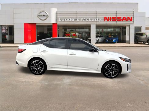 Used 2025 Nissan Sentra SR image 2