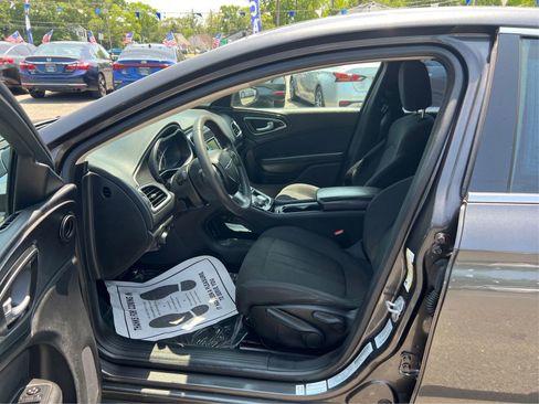 Used 2015 Chrysler 200 Limited image 9