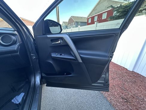 Used 2018 Toyota RAV4 XLE AWD/4WD image 39