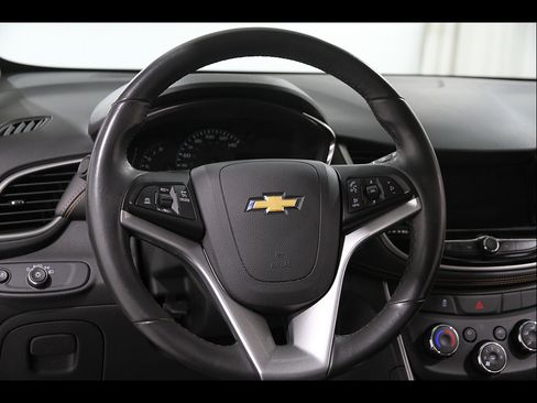 Used 2018 Chevrolet Trax LT w/ LT Convenience Package FWD image 7