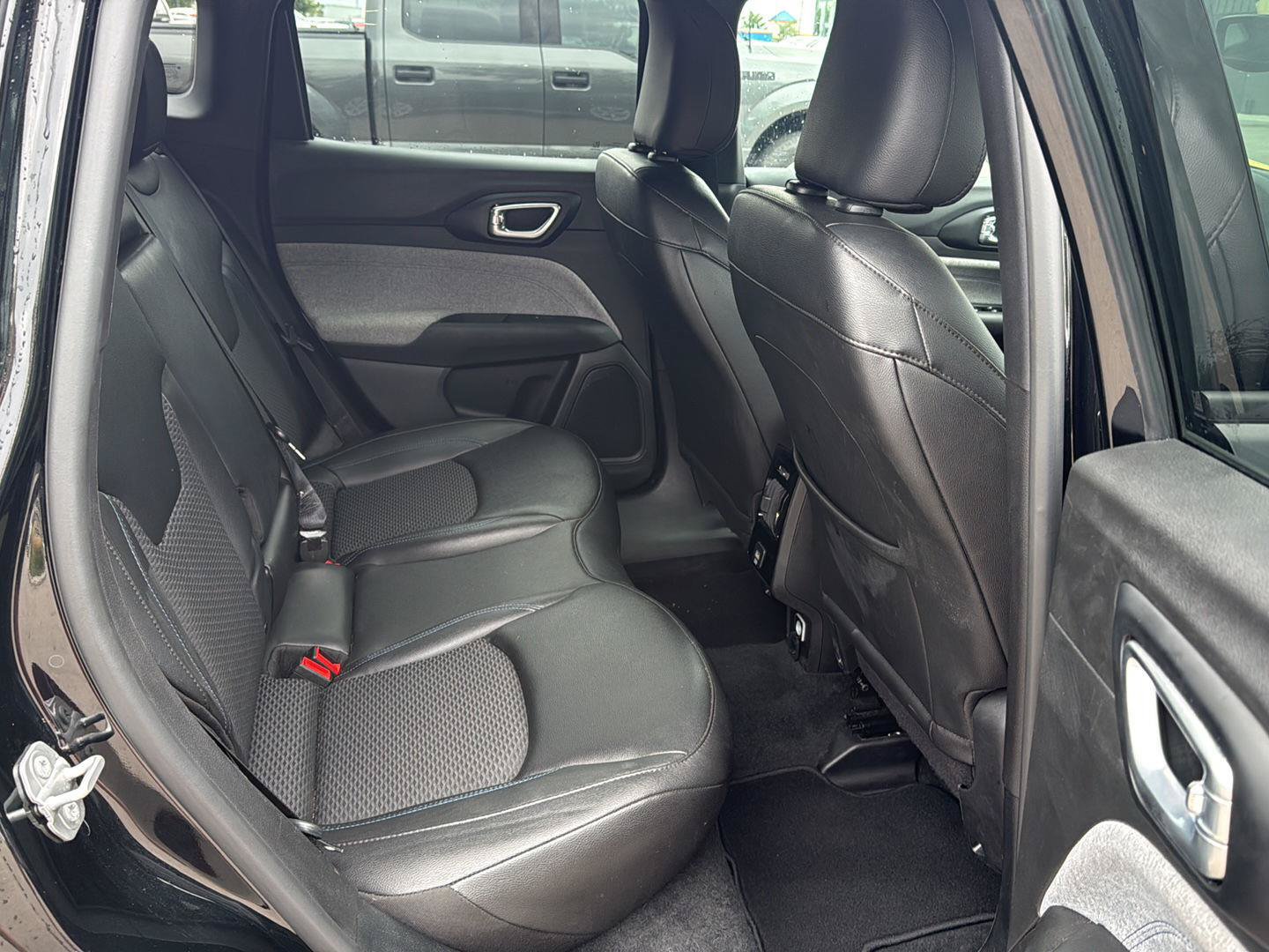 Used 2025 Jeep Compass Latitude AWD/4WD image 11
