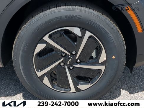 New 2025 Kia Sportage LX image 11