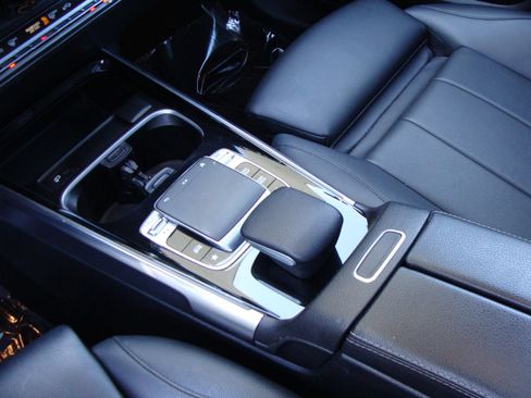 Used 2020 Mercedes-Benz GLB 250 4MATIC w/ Premium Package image 18