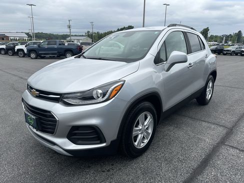 Used 2024 Chevrolet Trax LT w/ LT Convenience Package FWD image 3