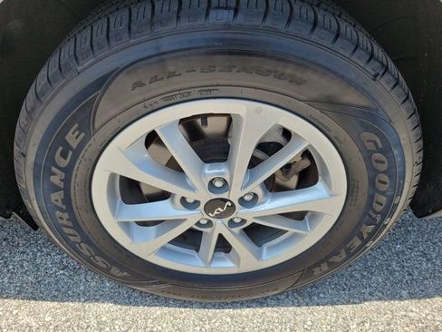 Used 2024 Kia Carnival LX FWD image 9