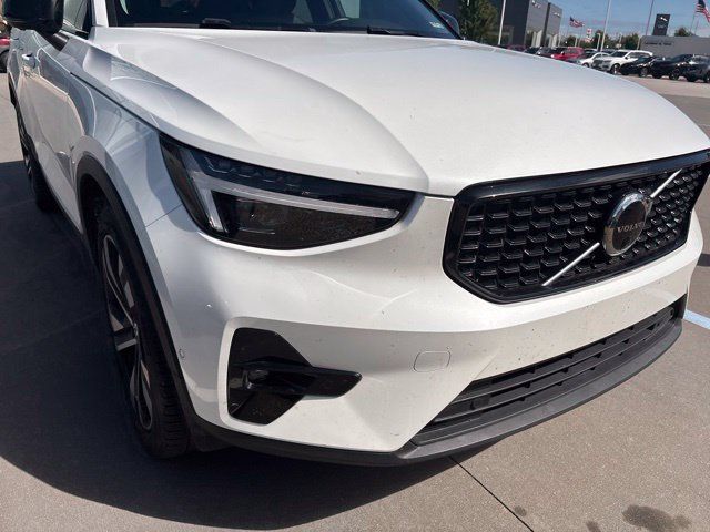 Used 2023 Volvo XC40 B5 Ultimate w/ Protection Package Premier AWD/4WD image 2