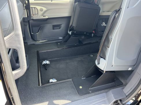 Used 2023 Toyota Sienna XLE FWD image 10
