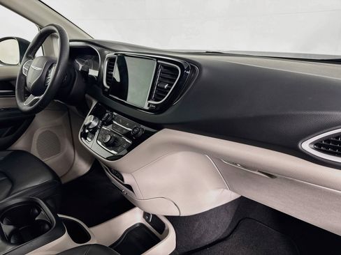 Used 2023 Chrysler Pacifica Touring-L FWD image 28