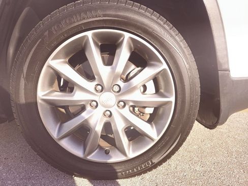 Used 2018 Jeep Cherokee Limited image 24