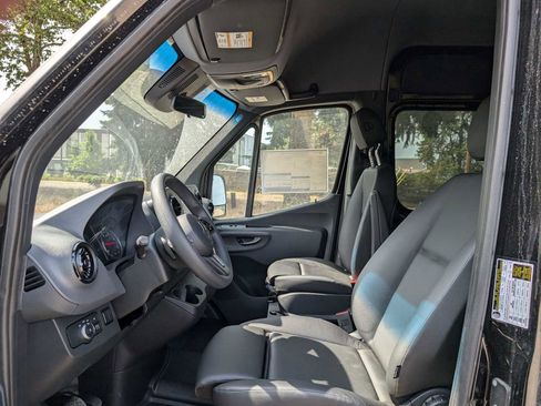 Used 2024 Mercedes-Benz Sprinter 2500 image 23