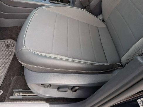 Certified 2023 Volkswagen Taos SE w/ Panoramic Sunroof Package FWD image 21