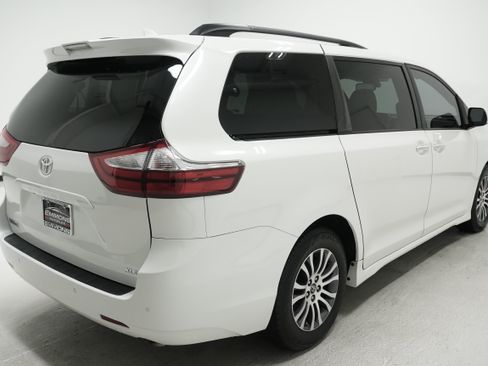 Used 2019 Toyota Sienna XLE w/ XLE Navigation Package FWD image 4