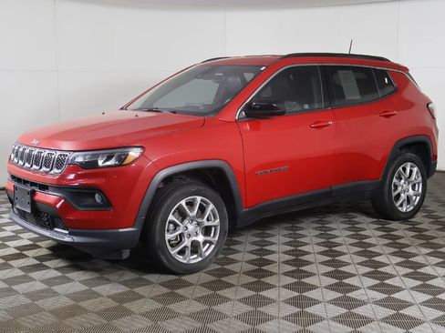 Used 2023 Jeep Compass Latitude AWD/4WD image 6