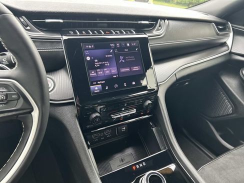 Used 2025 Jeep Grand Cherokee Altitude RWD image 32