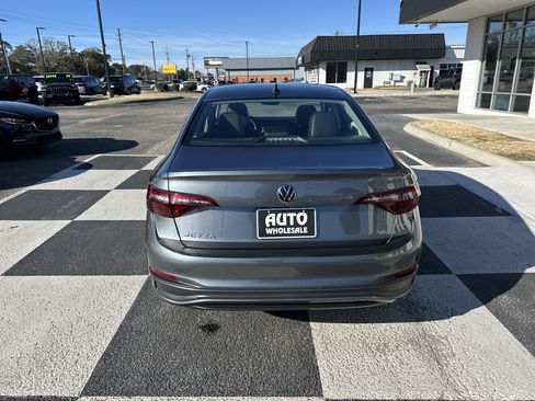 Used 2023 Volkswagen Jetta SE image 4
