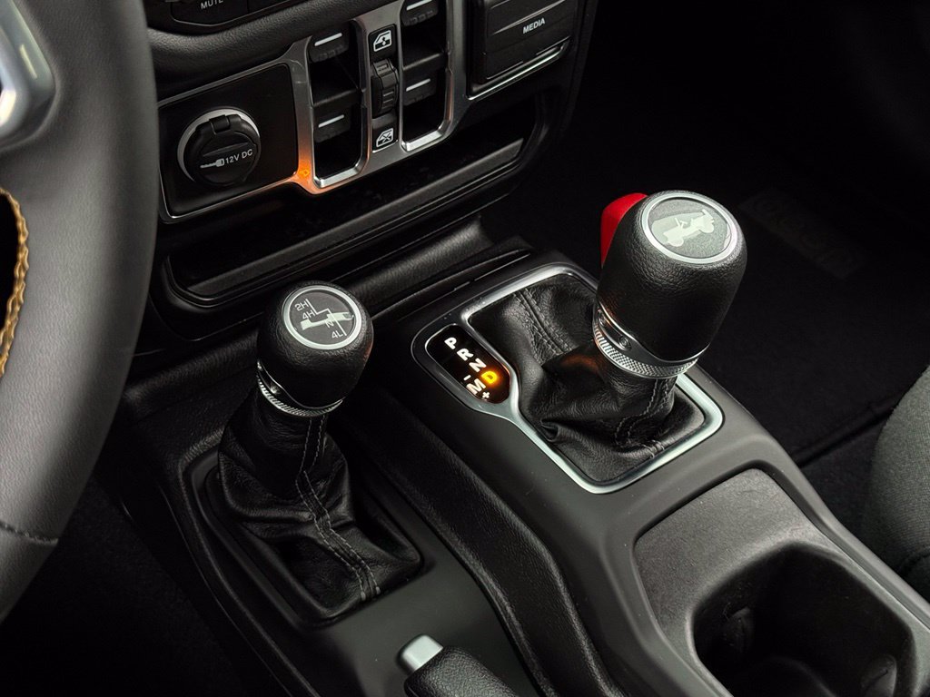 Used 2024 Jeep Wrangler Unlimited Sahara AWD/4WD image 24
