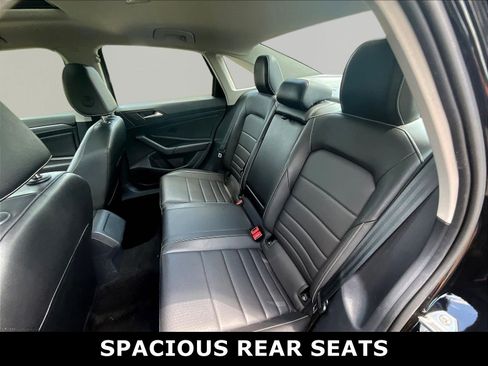 Used 2024 Volkswagen Jetta SE FWD image 3