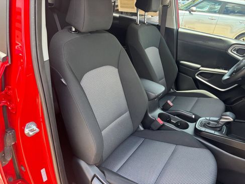 Used 2025 Kia Soul LX w/ LX Technology Package FWD image 34