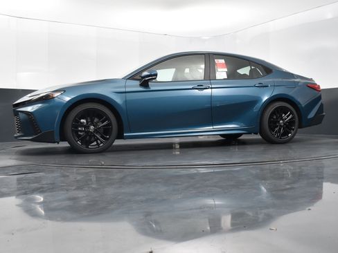 Used 2025 Toyota Camry SE image 38