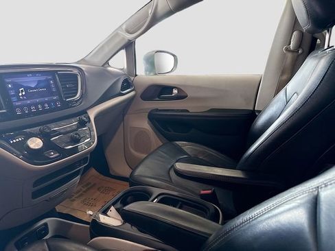 Used 2019 Chrysler Pacifica Touring-L FWD image 20