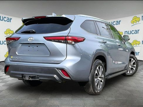 Used 2020 Toyota Highlander XLE AWD/4WD image 6
