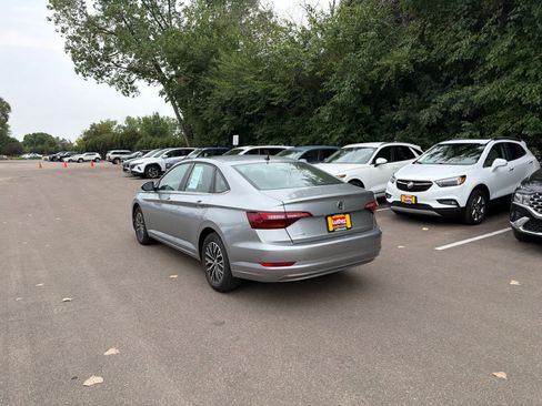 Used 2019 Volkswagen Jetta SE w/ Cold Weather Package FWD image 3